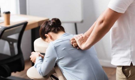 Massage assis du dos à Lyon